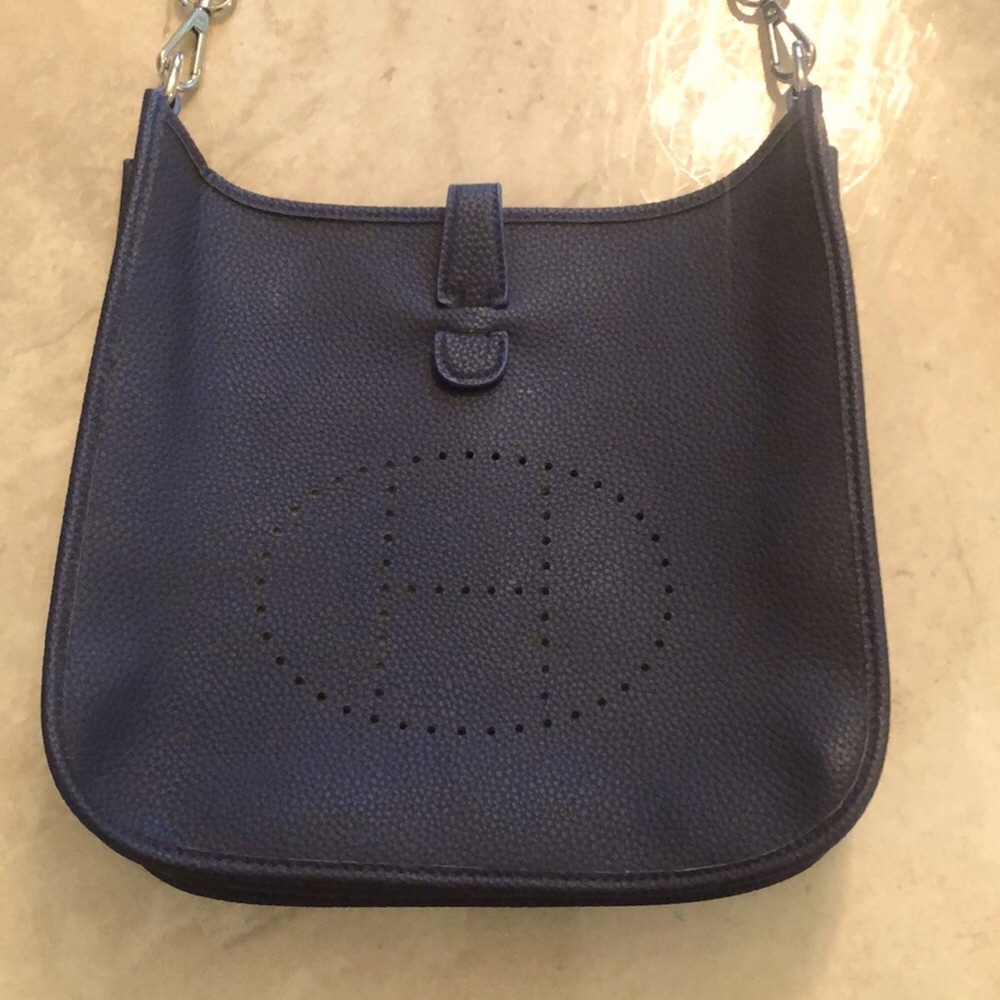 Navy vegan pebble grain leather. Shoulder to Crossbody strap.Rear ext pkt